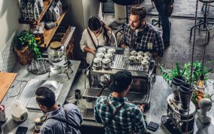 café de spécialité servi dans un restaurant